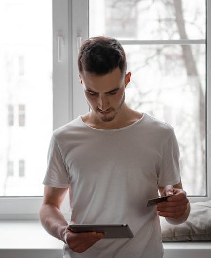 Как купить банковскую карту в России