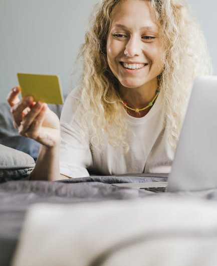 Где купить банковские дебетовые карты