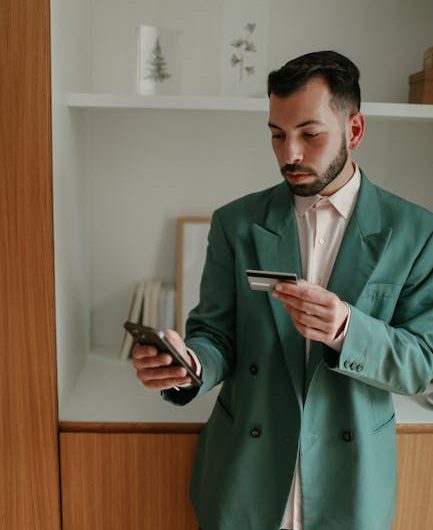 Как купить банковские карты и на что обратить внимание