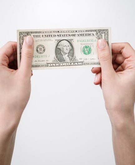 Как купить банковскую карту в Москве