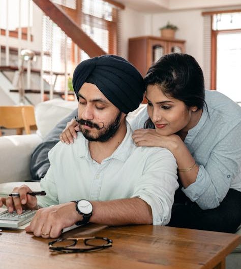 Кто покупает банковские карты