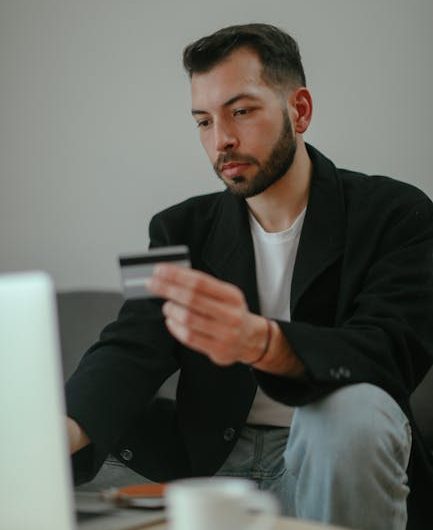 Как купить банковскую карту