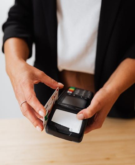 Как купить банковскую карту