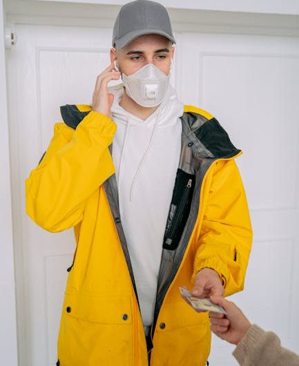 Как купить банковскую карту в Москве