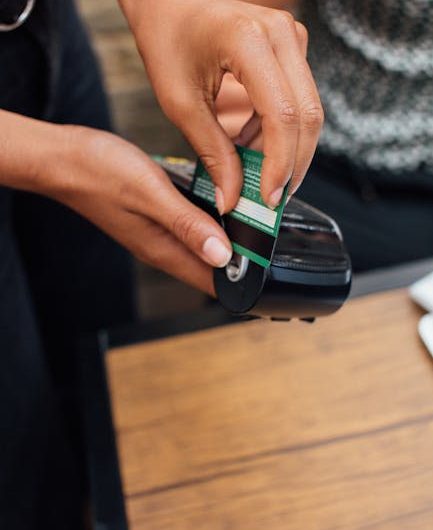 Покупка телефона с помощью банковской карты